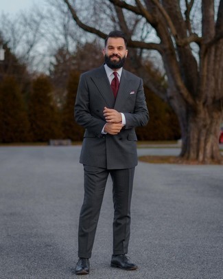 Dunkelrote Krawatte kombinieren – 500+ Herren Outfits: Erwägen Sie das Tragen von einem dunkelgrauen vertikal gestreiften Anzug und einer dunkelroten Krawatte für eine klassischen und verfeinerte Silhouette. Suchen Sie nach leichtem Schuhwerk? Wählen Sie schwarzen Leder Oxford Schuhe für den Tag.