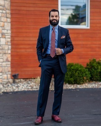 30 Jährige: Dunkelrote bedruckte Krawatte kombinieren – 141 Elegante Herren Outfits: Paaren Sie einen dunkelblauen vertikal gestreiften Anzug mit einer dunkelroten bedruckten Krawatte für einen stilvollen, eleganten Look. Dunkelrote Leder Oxford Schuhe sind eine perfekte Wahl, um dieses Outfit zu vervollständigen.