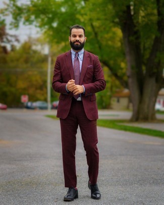 Dunkelrote Krawatte kombinieren – 500+ Herren Outfits: Kombinieren Sie einen dunkelroten Anzug mit einer dunkelroten Krawatte, um vor Klasse und Perfektion zu strotzen. Schwarze Leder Oxford Schuhe verleihen einem klassischen Look eine neue Dimension.