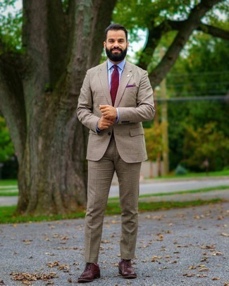 Beige Anzug kombinieren – 875+ Herren Outfits: Kombinieren Sie einen beige Anzug mit einem hellblauen Businesshemd für eine klassischen und verfeinerte Silhouette. Dunkelrote Leder Oxford Schuhe sind eine großartige Wahl, um dieses Outfit zu vervollständigen.