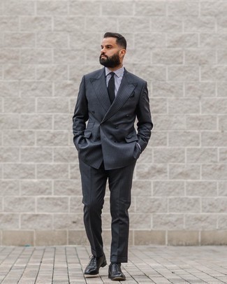 dunkelgrauer vertikal gestreifter Anzug, weißes und schwarzes vertikal gestreiftes Businesshemd, schwarze Leder Oxford Schuhe, schwarze Krawatte für Herren