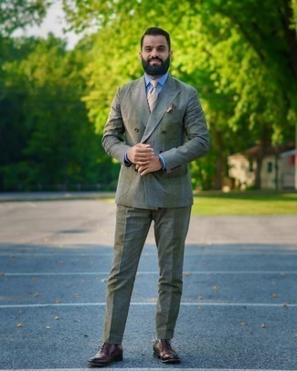 30 Jährige: Hellbeige horizontal gestreifte Krawatte kombinieren – 31 Elegante Herren Outfits warm Wetter: Kombinieren Sie einen olivgrünen Anzug mit einer hellbeige horizontal gestreiften Krawatte für einen stilvollen, eleganten Look. Fühlen Sie sich ideenreich? Komplettieren Sie Ihr Outfit mit dunkelbraunen Leder Oxford Schuhen.