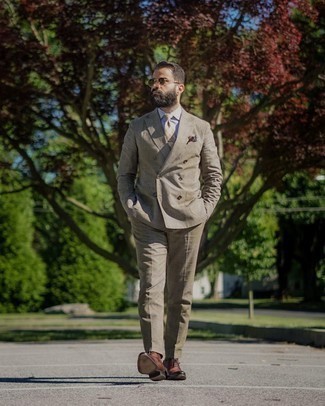 Violettes Businesshemd kombinieren – 262 Herren Outfits warm Wetter: Tragen Sie ein violettes Businesshemd und einen beige Anzug für einen stilvollen, eleganten Look. Dunkelbraune Leder Oxford Schuhe sind eine großartige Wahl, um dieses Outfit zu vervollständigen.