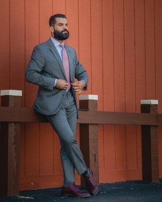 Dunkelrote Leder Oxford Schuhe kombinieren – 222 Herren Outfits: Tragen Sie einen grauen Anzug mit Schottenmuster und ein hellblaues Businesshemd, um vor Klasse und Perfektion zu strotzen. Dunkelrote Leder Oxford Schuhe sind eine gute Wahl, um dieses Outfit zu vervollständigen.