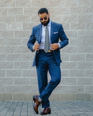 Weiße gepunktete Socken kombinieren – 5 Herren Outfits: Vereinigen Sie einen dunkelblauen Anzug mit Schottenmuster mit weißen gepunkteten Socken für ein sonntägliches Mittagessen mit Freunden. Fühlen Sie sich ideenreich? Entscheiden Sie sich für dunkelbraunen Leder Oxford Schuhe.