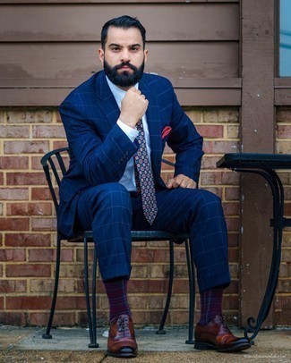 Rotes und weißes gepunktetes Einstecktuch kombinieren – 44 Elegante Herren Outfits: Vereinigen Sie einen dunkelblauen Anzug mit Karomuster mit einem roten und weißen gepunkteten Einstecktuch, um mühelos alles zu meistern, was auch immer der Tag bringen mag. Wählen Sie dunkelbraunen Leder Oxford Schuhe, um Ihr Modebewusstsein zu zeigen.