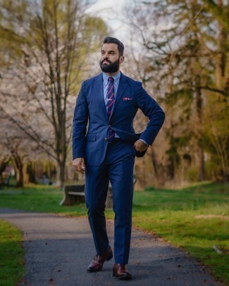 Dunkelblauen Anzug kombinieren – 1200+ Herren Outfits: Vereinigen Sie einen dunkelblauen Anzug mit einem hellblauen Businesshemd für einen stilvollen, eleganten Look. Dieses Outfit passt hervorragend zusammen mit dunkelbraunen Leder Oxford Schuhen.