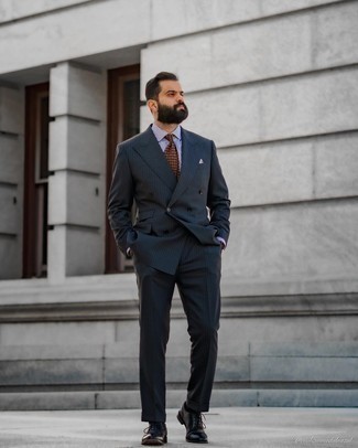 Dunkelgrauen Anzug kombinieren – 500+ Herren Outfits: Tragen Sie einen dunkelgrauen Anzug und ein violettes vertikal gestreiftes Businesshemd für eine klassischen und verfeinerte Silhouette. Schwarze Leder Oxford Schuhe sind eine perfekte Wahl, um dieses Outfit zu vervollständigen.