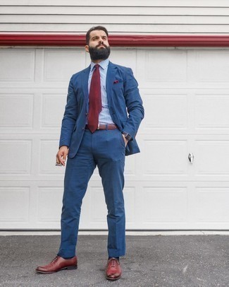 Dunkelrote Leder Oxford Schuhe kombinieren – 222 Herren Outfits: Entscheiden Sie sich für einen klassischen Stil in einem dunkelblauen Anzug und einem weißen und dunkelblauen vertikal gestreiften Businesshemd. Dunkelrote Leder Oxford Schuhe sind eine gute Wahl, um dieses Outfit zu vervollständigen.