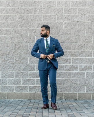 dunkelblauer Anzug, weißes Businesshemd, dunkelrote Leder Oxford Schuhe, dunkelblaue und grüne horizontal gestreifte Krawatte für Herren