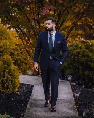 Dunkelrote Leder Oxford Schuhe kombinieren – 222 Herren Outfits: Tragen Sie einen dunkelblauen Anzug und ein hellviolettes Businesshemd für eine klassischen und verfeinerte Silhouette. Ergänzen Sie Ihr Look mit dunkelroten Leder Oxford Schuhen.
