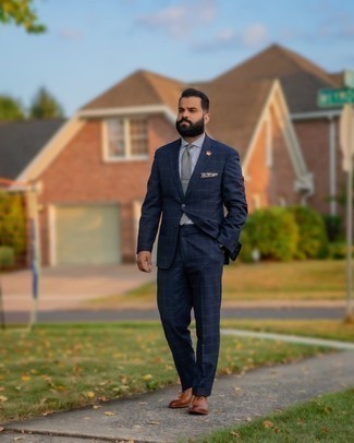 Braune Leder Oxford Schuhe kombinieren – 500+ Herren Outfits: Kombinieren Sie einen dunkelblauen Anzug mit Karomuster mit einem grauen vertikal gestreiften Businesshemd, um vor Klasse und Perfektion zu strotzen. Machen Sie Ihr Outfit mit braunen Leder Oxford Schuhen eleganter.
