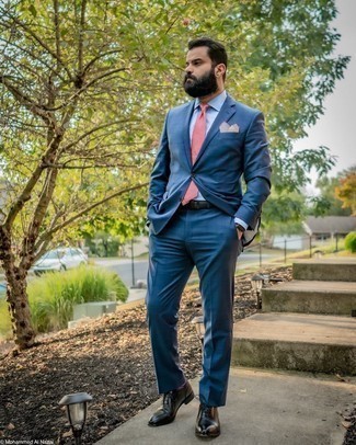Rosa Krawatte kombinieren – 123 Herren Outfits: Kombinieren Sie einen dunkelblauen Anzug mit Karomuster mit einer rosa Krawatte für eine klassischen und verfeinerte Silhouette. Wenn Sie nicht durch und durch formal auftreten möchten, entscheiden Sie sich für schwarzen Leder Oxford Schuhe.
