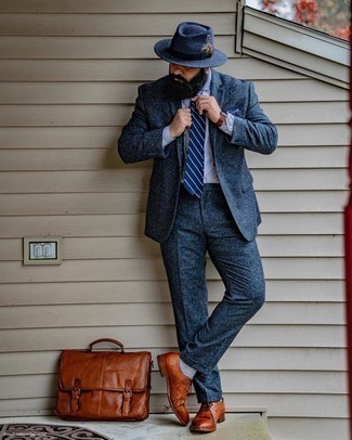 Braune Leder Oxford Schuhe kombinieren – 500+ Herren Outfits: Tragen Sie einen dunkelblauen Wollanzug und ein weißes und blaues vertikal gestreiftes Businesshemd für eine klassischen und verfeinerte Silhouette. Braune Leder Oxford Schuhe sind eine kluge Wahl, um dieses Outfit zu vervollständigen.