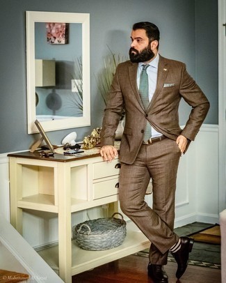 Hellbeige Socken kombinieren – 500+ Herren Outfits: Tragen Sie einen braunen Anzug und hellbeige Socken für ein sonntägliches Mittagessen mit Freunden. Dunkelbraune Leder Oxford Schuhe sind eine einfache Möglichkeit, Ihren Look aufzuwerten.