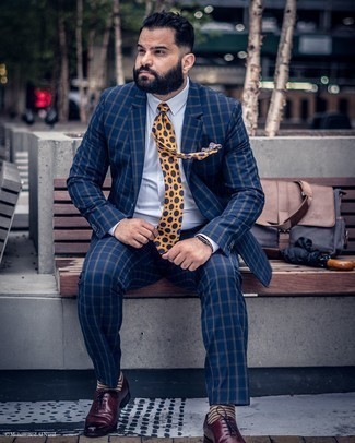 Senf bedruckte Krawatte kombinieren – 113 Herren Outfits: Kombinieren Sie einen dunkelblauen Anzug mit Schottenmuster mit einer senf bedruckten Krawatte für einen stilvollen, eleganten Look. Dunkelrote Leder Oxford Schuhe sind eine gute Wahl, um dieses Outfit zu vervollständigen.