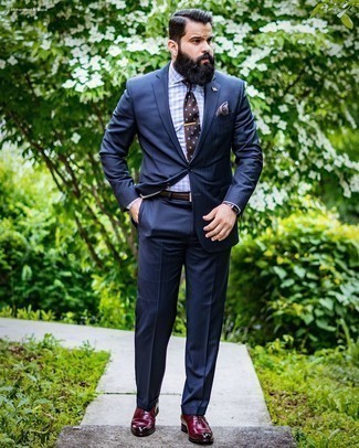 Dunkelbraune gepunktete Krawatte kombinieren – 113 Sommer Herren Outfits: Paaren Sie einen dunkelblauen vertikal gestreiften Anzug mit einer dunkelbraunen gepunkteten Krawatte für einen stilvollen, eleganten Look. Dunkelrote Leder Oxford Schuhe sind eine perfekte Wahl, um dieses Outfit zu vervollständigen. Schon mal so einen trendigen Sommer-Look gesehen?