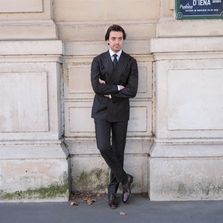 schwarzer vertikal gestreifter Anzug, weißes Businesshemd, dunkelbraune Leder Oxford Schuhe, schwarze gepunktete Krawatte für Herren