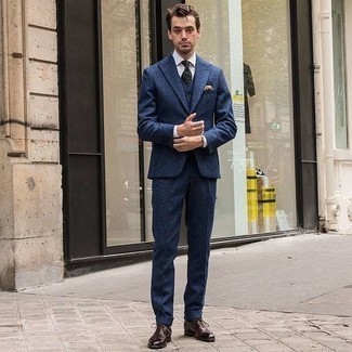 Dunkeltürkise gepunktete Krawatte kombinieren – 70 Herren Outfits: Kombinieren Sie einen dunkelblauen Anzug mit einer dunkeltürkisen gepunkteten Krawatte für eine klassischen und verfeinerte Silhouette. Fühlen Sie sich mutig? Entscheiden Sie sich für dunkelbraunen Leder Oxford Schuhe.
