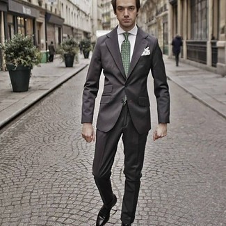 Dunkeltürkise bedruckte Krawatte kombinieren – 199 Herren Outfits: Kombinieren Sie einen dunkelbraunen Anzug mit einer dunkeltürkisen bedruckten Krawatte für einen stilvollen, eleganten Look. Machen Sie diese Aufmachung leger mit dunkelbraunen Leder Oxford Schuhen.