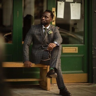 30 Jährige: Dunkelbraune Uhr kombinieren – 500+ Elegante Herren Outfits: Erwägen Sie das Tragen von einem grauen Wollanzug mit Schottenmuster und einer dunkelbraunen Uhr für einen bequemen Alltags-Look. Heben Sie dieses Ensemble mit dunkelbraunen Leder Oxford Schuhen hervor.