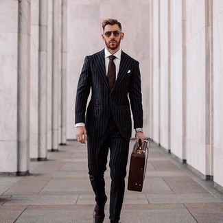 Braunen Koffer kombinieren – 19 Herren Outfits: Tragen Sie einen dunkelblauen vertikal gestreiften Anzug und einen braunen Koffer für ein großartiges Wochenend-Outfit. Dunkelbraune Leder Oxford Schuhe bringen klassische Ästhetik zum Ensemble.
