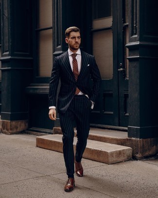 Braune Krawatte mit Paisley-Muster kombinieren – 72 Herren Outfits: Tragen Sie einen dunkelblauen vertikal gestreiften Anzug und eine braune Krawatte mit Paisley-Muster für einen stilvollen, eleganten Look. Braune Leder Oxford Schuhe sind eine großartige Wahl, um dieses Outfit zu vervollständigen.