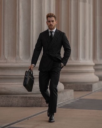 Schwarze Leder Oxford Schuhe kombinieren – 500+ Herren Outfits: Paaren Sie einen schwarzen vertikal gestreiften Anzug mit einem weißen Businesshemd für eine klassischen und verfeinerte Silhouette. Schwarze Leder Oxford Schuhe fügen sich nahtlos in einer Vielzahl von Outfits ein.