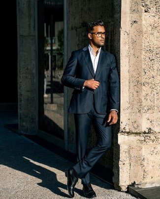Elegante Sommer Outfits Herren 2024: Tragen Sie einen dunkelblauen Anzug und ein weißes Businesshemd für einen stilvollen, eleganten Look. Schwarze Leder Oxford Schuhe sind eine kluge Wahl, um dieses Outfit zu vervollständigen. Was für eine schöne Sommer-Look Idee!