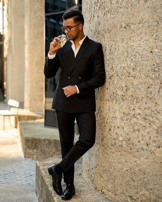 schwarzer Anzug, weißes Businesshemd, schwarze Leder Oxford Schuhe, transparente Sonnenbrille für Herren