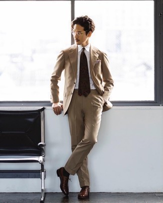 Dunkelbraune Socken kombinieren – 500+ Herren Outfits warm Wetter: Erwägen Sie das Tragen von einem beige Anzug und dunkelbraunen Socken für ein sonntägliches Mittagessen mit Freunden. Fühlen Sie sich ideenreich? Komplettieren Sie Ihr Outfit mit dunkelbraunen Leder Oxford Schuhen.