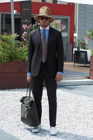 Braune gepunktete Krawatte kombinieren – 189 Herren Outfits: Kombinieren Sie einen schwarzen Anzug mit einer braunen gepunkteten Krawatte für einen stilvollen, eleganten Look. Weiße Slip-On Sneakers aus Segeltuch leihen Originalität zu einem klassischen Look.
