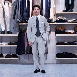 Gürtel kombinieren – 500+ Herren Outfits: Kombinieren Sie einen grauen Anzug mit einem Gürtel für ein Alltagsoutfit, das Charakter und Persönlichkeit ausstrahlt. Fühlen Sie sich ideenreich? Wählen Sie schwarzen Wildleder Slipper.