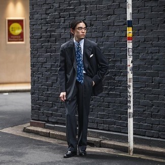 Blaue Krawatte kombinieren – 500+ Herren Outfits: Entscheiden Sie sich für einen schwarzen Anzug und eine blaue Krawatte für einen stilvollen, eleganten Look. Suchen Sie nach leichtem Schuhwerk? Komplettieren Sie Ihr Outfit mit schwarzen Leder Slippern für den Tag.