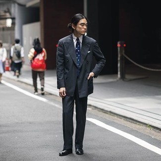30 Jährige: Wie Businesshemd mit Anzuges zu kombinieren – 500+ Herren Outfits: Kombinieren Sie einen Anzug mit einem Businesshemd für eine klassischen und verfeinerte Silhouette. Fühlen Sie sich ideenreich? Wählen Sie schwarzen Leder Slipper.