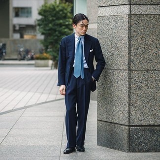Hellblaue Krawatte kombinieren – 188 Herren Outfits: Machen Sie sich mit einem dunkelblauen Anzug und einer hellblauen Krawatte einen verfeinerten, eleganten Stil zu Nutze. Fühlen Sie sich ideenreich? Vervollständigen Sie Ihr Outfit mit schwarzen Leder Slippern.