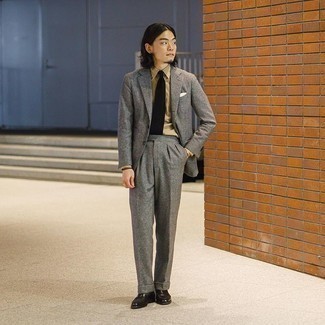 Schwarze Leder Slipper kombinieren – 500+ Elegante Herren Outfits: Entscheiden Sie sich für einen grauen Anzug und ein beige Businesshemd für einen stilvollen, eleganten Look. Suchen Sie nach leichtem Schuhwerk? Wählen Sie schwarzen Leder Slipper für den Tag.