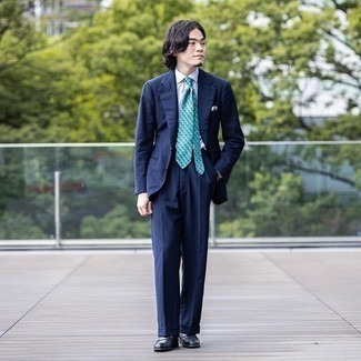Grüne Krawatte kombinieren – 125 Herren Outfits: Kombinieren Sie einen dunkelblauen Anzug mit einer grünen Krawatte für einen stilvollen, eleganten Look. Warum kombinieren Sie Ihr Outfit für einen legereren Auftritt nicht mal mit schwarzen Leder Slippern?