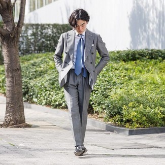 Schwarze Business Schuhe kombinieren – 500+ Elegante Herren Outfits warm Wetter: Tragen Sie einen grauen Anzug und ein weißes Businesshemd für eine klassischen und verfeinerte Silhouette. Schwarze Business Schuhe sind eine gute Wahl, um dieses Outfit zu vervollständigen.