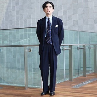 Businesshemd kombinieren – 500+ Herren Outfits: Kombinieren Sie ein Businesshemd mit einem dunkelblauen Anzug für eine klassischen und verfeinerte Silhouette. Fühlen Sie sich mutig? Komplettieren Sie Ihr Outfit mit schwarzen Leder Slippern.
