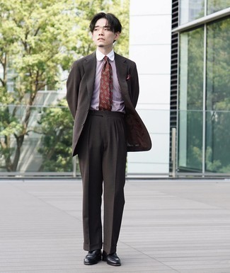 Braune Socken kombinieren – 500+ Herren Outfits: Erwägen Sie das Tragen von einem dunkelbraunen Anzug und braunen Socken, um mühelos alles zu meistern, was auch immer der Tag bringen mag. Ergänzen Sie Ihr Outfit mit schwarzen Leder Slippern, um Ihr Modebewusstsein zu zeigen.