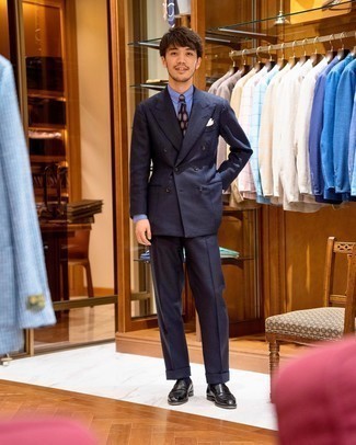Elegante Outfits Herren 2024: Tragen Sie einen dunkelblauen Anzug und ein blaues Businesshemd, um vor Klasse und Perfektion zu strotzen. Suchen Sie nach leichtem Schuhwerk? Wählen Sie schwarzen Leder Slipper für den Tag.