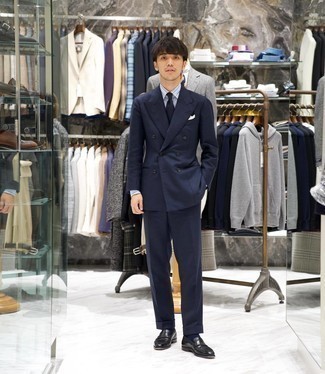 Elegante Outfits Herren 2024: Tragen Sie einen dunkelblauen Anzug und ein hellblaues vertikal gestreiftes Businesshemd, um vor Klasse und Perfektion zu strotzen. Schwarze Leder Slipper sind eine perfekte Wahl, um dieses Outfit zu vervollständigen.