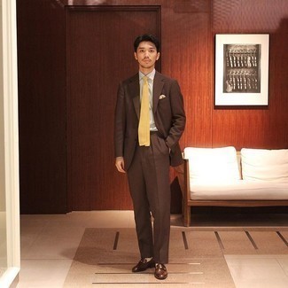 Braunen Anzug kombinieren – 500+ Herren Outfits: Kombinieren Sie einen braunen Anzug mit einem weißen Businesshemd, um vor Klasse und Perfektion zu strotzen. Wenn Sie nicht durch und durch formal auftreten möchten, komplettieren Sie Ihr Outfit mit dunkelbraunen Leder Slippern.