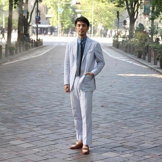 Elegante Outfits Herren 2024: Paaren Sie einen hellblauen Anzug mit einem blauen Businesshemd für eine klassischen und verfeinerte Silhouette. Fühlen Sie sich ideenreich? Wählen Sie braunen Leder Slipper.