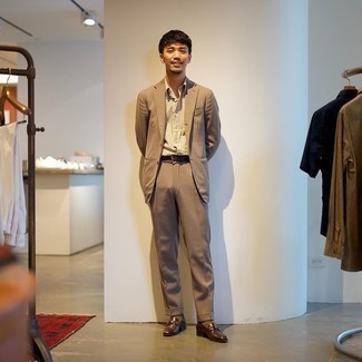 Elegante Outfits Herren 2024: Kombinieren Sie einen beige Anzug mit einem hellbeige vertikal gestreiften Businesshemd für einen stilvollen, eleganten Look. Ergänzen Sie Ihr Look mit dunkelbraunen Leder Slippern.
