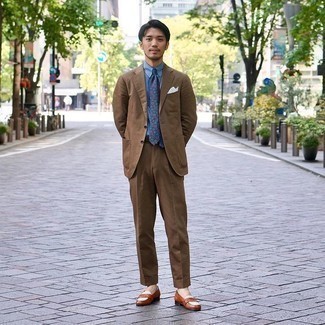 Elegante Outfits Herren 2024: Entscheiden Sie sich für einen braunen Anzug und ein blaues Businesshemd für einen stilvollen, eleganten Look. Wenn Sie nicht durch und durch formal auftreten möchten, entscheiden Sie sich für dunkelbraunen Leder Slipper.