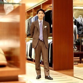 Braunen Anzug kombinieren – 500+ Herren Outfits warm Wetter: Entscheiden Sie sich für einen klassischen Stil in einem braunen Anzug und einem weißen Businesshemd. Schwarze Leder Slipper leihen Originalität zu einem klassischen Look.