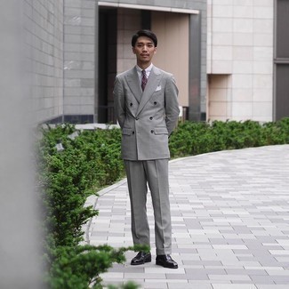 Leder Slipper kombinieren – 500+ Elegante Herren Outfits: Tragen Sie einen grauen Anzug und ein weißes Businesshemd für eine klassischen und verfeinerte Silhouette. Wenn Sie nicht durch und durch formal auftreten möchten, ergänzen Sie Ihr Outfit mit Leder Slippern.