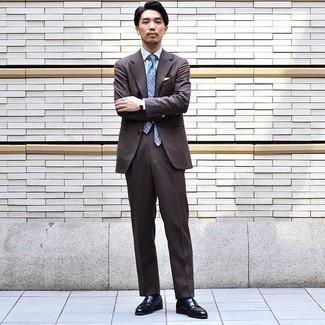 Hellblaue Krawatte kombinieren – 188 Herren Outfits: Machen Sie sich mit einem dunkelbraunen Anzug und einer hellblauen Krawatte einen verfeinerten, eleganten Stil zu Nutze. Fühlen Sie sich ideenreich? Wählen Sie schwarzen Leder Slipper.
